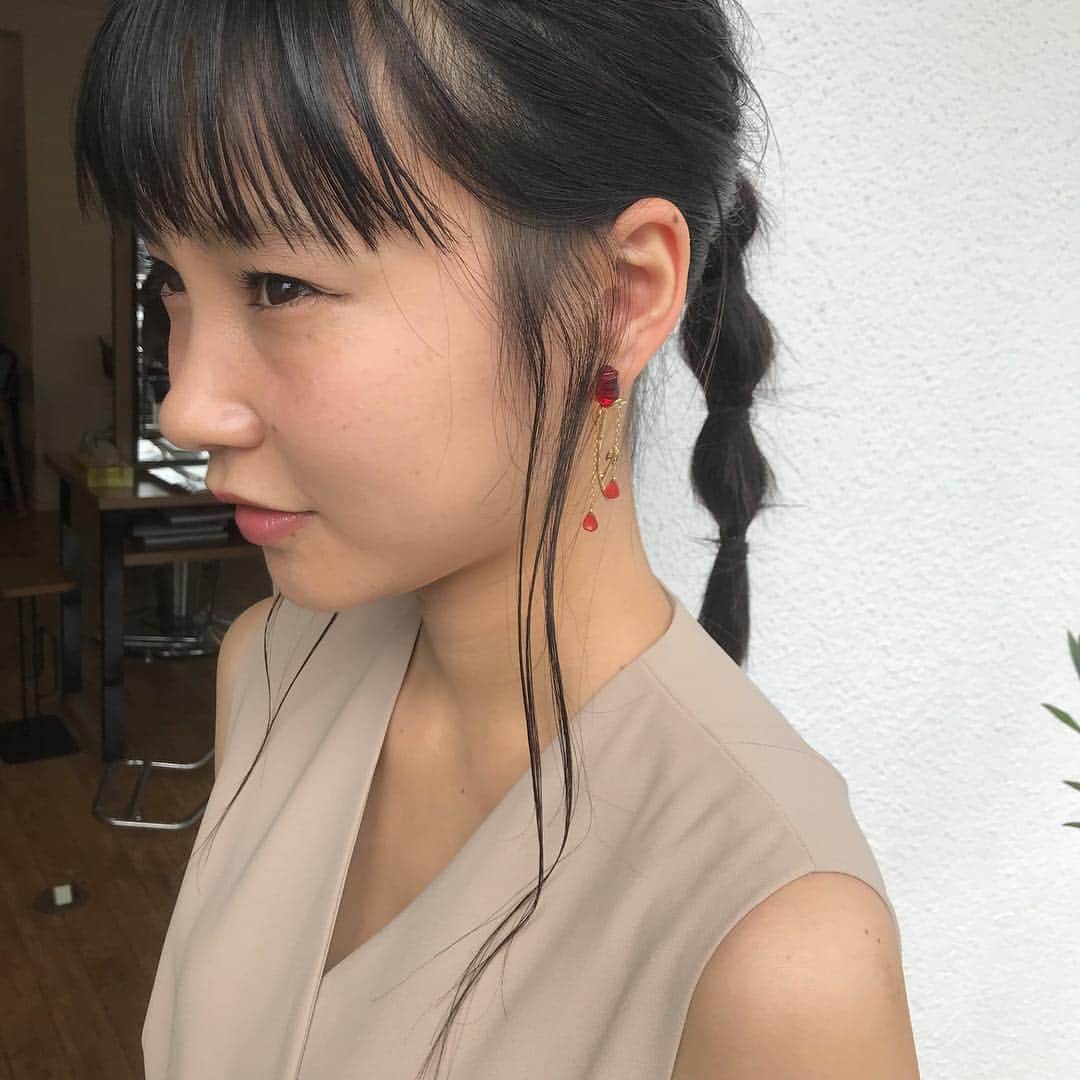 高橋有紀のインスタグラム：「亜美ちゃんヘアセット展示会のコラボの薔薇ピアスつけてくれてるっ🌹 #lysa_yuki 🐻イヤリング買ってくれた方、つけてるのがみたい！ #liquem_yuki #高橋亜美」