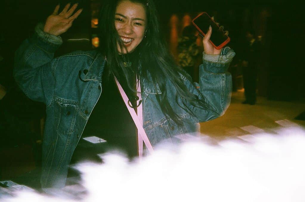 のインスタグラム：「. スダンナユズユリーのユズが 20歳になりました🤨🎂✨ 20歳のユズも笑顔でパワフルに ユズらしく!;) ３ COLOR GIRLs💙💛💖 スダンナユズユリー We don't stop!😛 #annababyfilm」