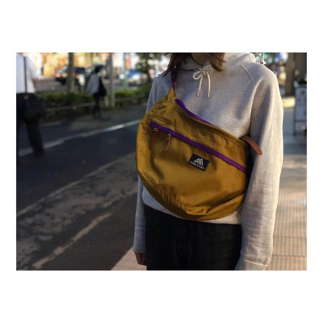 のインスタグラム：「. . . 《 スタッフ愛用品紹介 vol.4 》 . . . 今回ご紹介するのは《 サッチェル》 . . 昔からある定番のショルダーバッグですが 最近は短くつけるのがはやっているので 私はいちばん短い長さでつけています♩ . . カラーは今年の春夏の新色 《ブロンズパープル》 インナーカラーがネイビーになっており 3色使いのカラーになっています！ . . シンプルな格好が多いので これがアクセントになり、 ファッションの主役にする事が多いです♩ . . サイズは13Lと大容量で お弁当、水筒、お財布・携帯全部入ります！ . . これからリュックだと背中が蒸れる季節には ショルダーバッグがオススメですよ♩ . . ぜひ店頭でご覧になってください！ 皆さまのご来店お待ちしております☆ . . #gregory #harajuku #satchel #shoulder #bag #backpack #trail #waist #gregoryharajuku #グレゴリー原宿」