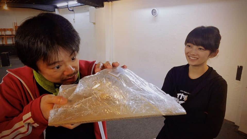 森田涼花のインスタグラム：「🙀 稽古場に何か届いたと思ったら 臭 豆 腐 !!」