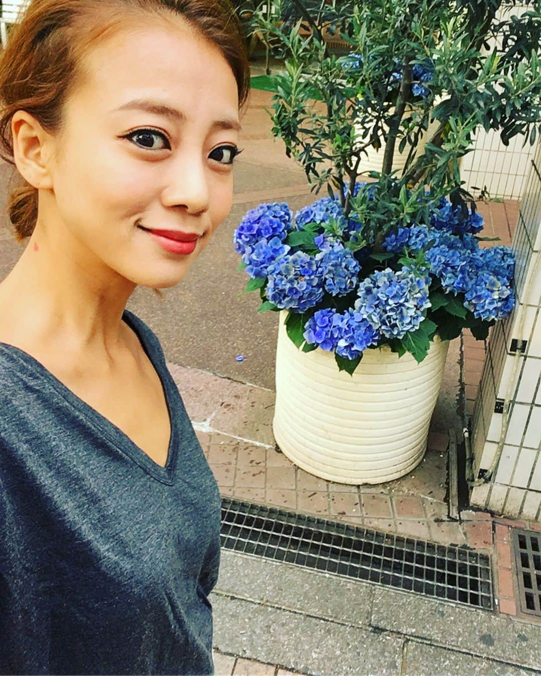 あびる優さんのインスタグラム写真 - (あびる優Instagram)「がっつりどっぷり娘と過ごせた週末😊幸せなんだけど、ちょっと煮詰まったり。笑 活発すぎてついていけなかったり😅💦 少し気分転換したい気持ちになったり😋🌀 紫陽花がキレイな季節だね😊💐💕 #family#daughter#clover#love#cute#happy#smile#make#makeup##selfie#家族#娘#愛娘#四葉のクローバー#愛しい#かわいい#大好き#お散歩#紫陽花#キレイ#メイク#メイクアップ」6月17日 20時36分 - yuabiru74