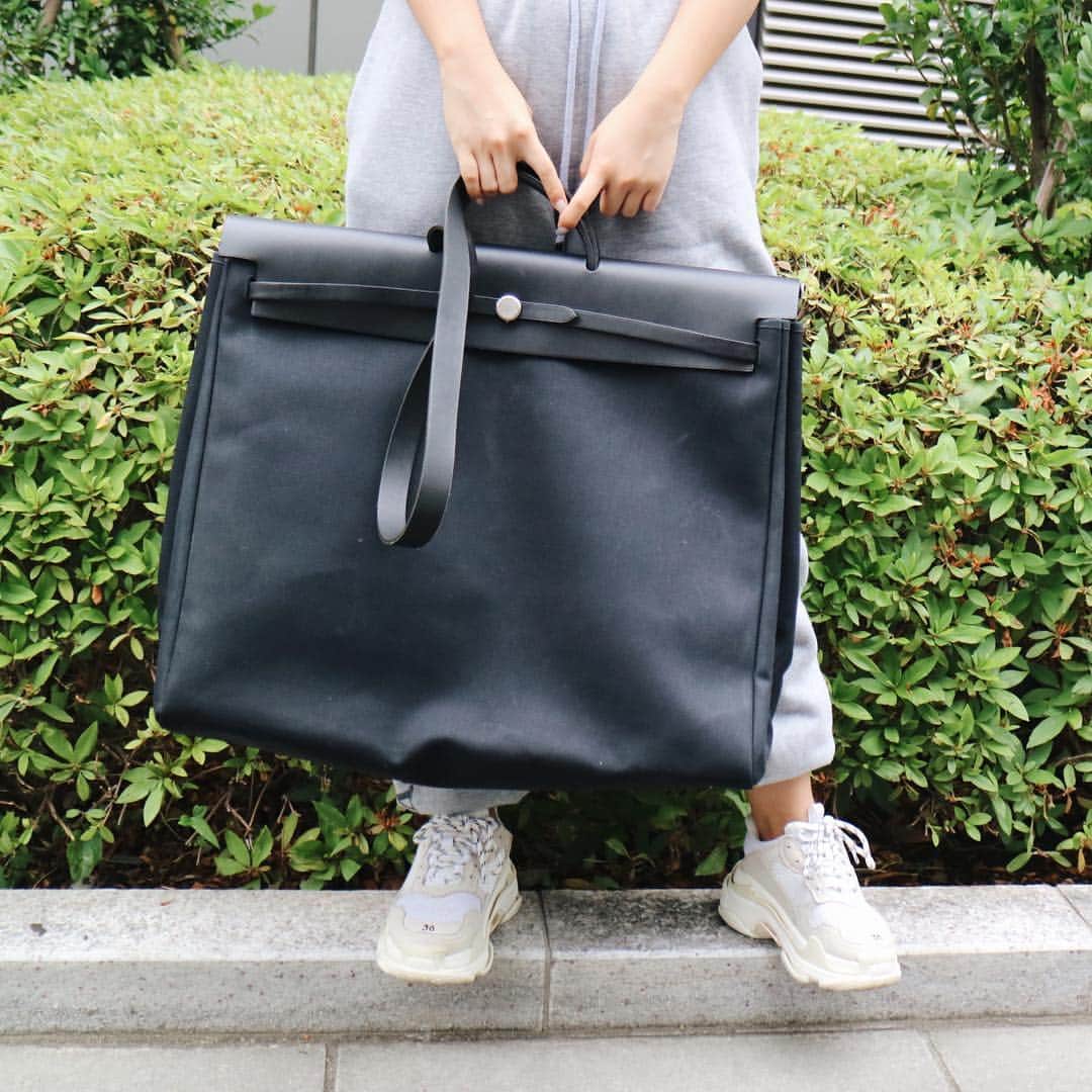 Vintage Brand Boutique AMOREさんのインスタグラム写真 - (Vintage Brand Boutique AMOREInstagram)「SOLD OUT—— HERMES Vintage Her bag GM in Toile Officier  #エールバッグ #herbaggm #hermesherbag  Free Shipping Worldwide✈️ お問い合わせ/for more info:📩info@amoremvintagetokyo.com  #ヴィンテージ #エルメス  #ヴィンテージエルメス #ヴィンテージブランドブティック #アモーレ #アモーレトーキョー #表参道 #青山 #東京 #hermes #vintage #vintageHermes #hermesvintage #amoretokyo #amorevintage #vintageshop」6月17日 20時35分 - amore_tokyo