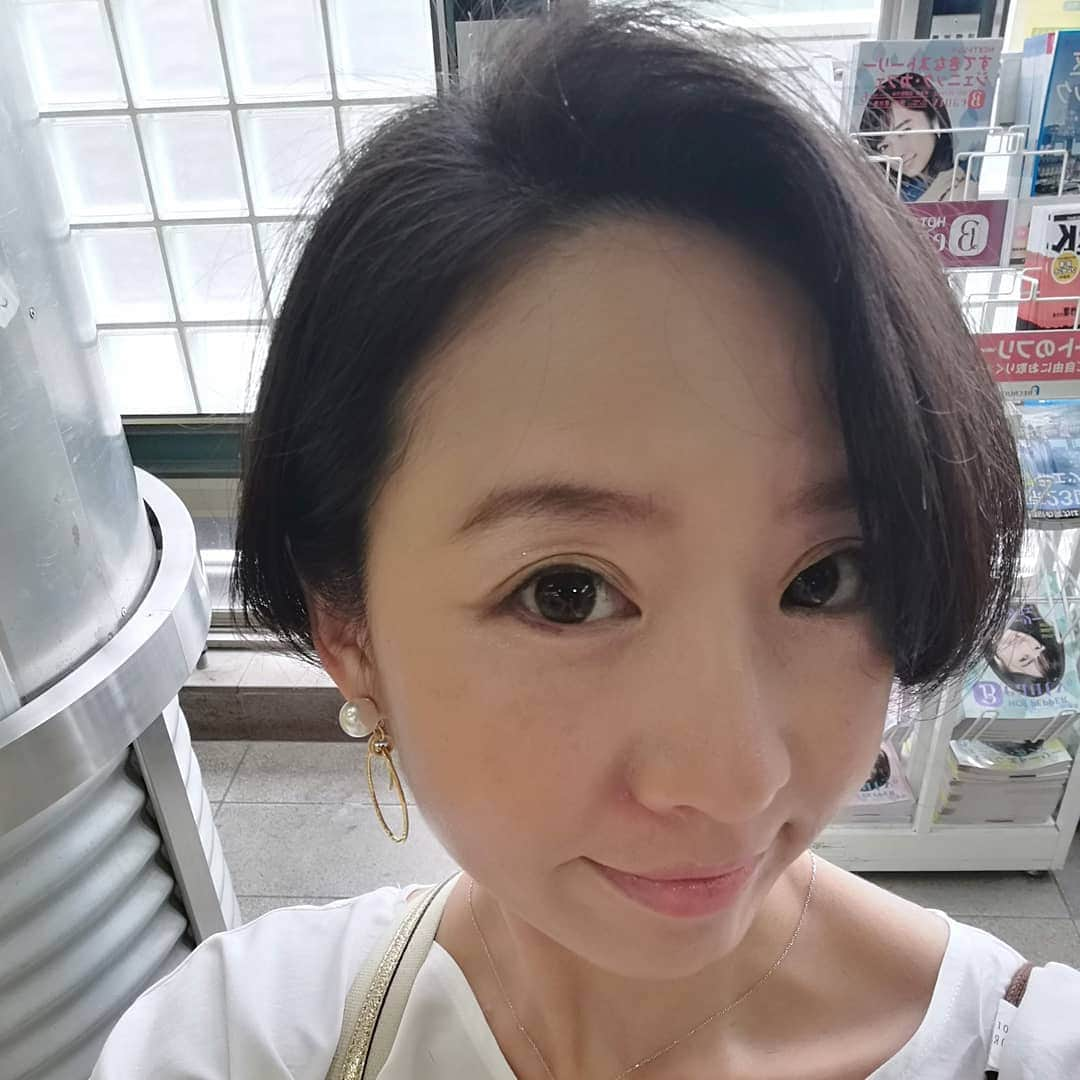 西川宏美さんのインスタグラム写真 - (西川宏美Instagram)「ヘアカット大満足！ 恵比寿・代官山のdress hairの中庭さんにお世話になりました(*^^*) スッキリ、仕事出来そうな感じになりました(笑) ヘアドネーションで、切った髪が少しでも役に立つと嬉しいな。 #ヘアカット #ショートボブ #アシメヘア #ヘアドネーション #dresshair」6月17日 12時58分 - hiromi55.nishi