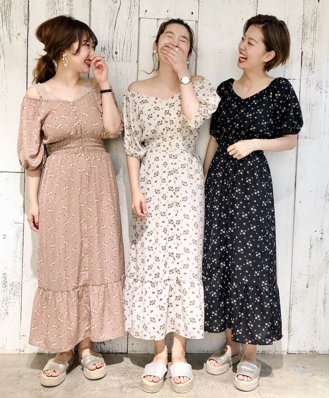 のインスタグラム：「. 【ストーリーにmovie UPしてます♡】 何に爆笑していたのか思い出せない🌻笑 とにかくこのワンピースが可愛かった♡♡ もうすぐ入荷します☺️✨ あつこさん・わーちゃんが着てるカラーも可愛い！！羽織にもできます👌🏻✨(2枚目♪) . 透けないように長めのキャミがセットになってます♪ #whoswhochico #salonbychico #mina_chicode #salonbychico_yokohama #chico_commingsoon #ロングワンピース」