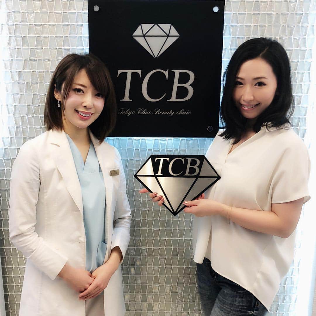 佐山愛のインスタグラム：「・ 先日の初体験！！ ・ それは、小顔リフトアップ〜〜✨✨ ・ やっぱり三十路手前にもなると 色々気になるのですよ💦笑 ・ フェイスラインがもたついてきたな、とか ほうれい線出てきたな、とか 肌のハリツヤがなくなってきたな、とかとか。 ・ そんなお年頃な私が行ってきたのは 東京中央美容外科 中野院 @tcbnakano ・ 施術を担当してくれたのは 院長の真梨子先生 @drinouemariko ・ こぉ〜んな綺麗な院長先生が担当してくれるなんて あ、私キレイになっちゃうな〜♪ っていう確信しかなかった💕 ・ それに、ミス・ワールドジャパンの公式ドクターとして 世界レベルの美をサポートしてる方と聞いて、 これは間違いないなと😊 ・ カウンセリングもすごく親身になってくれたし 術中も今何をしてるのかちゃんと説明してくれるから 終始、何の不安もなく受けれました！ ・ 余談ですが、麻酔の注射するとき 真梨子先生が「少し痛いで〜す、チクン！」 って声かけてくれるのが結構ツボで！笑 ・ 心の中で チクン！かわいい❤️❤️❤️ ってニヤニヤしていました😍 ・ ・ ちなみに、 今回「TCB式小顔美肌再生」(リフトアップ)に 「小顔脂肪溶解BNLS注射」をプラスしてもらったので、 こめかみから入れた特殊な糸で頬の位置を上げつつ 余分な脂肪は注射で溶かしてスッキリ✨ という最強コンボ！！ ・ 術後、鏡で確認したときに まだ腫れてる状態でもこんなに違うなんて！！？ ってびっくりするほど顔の形が変わってたよ！ ・ 腫れが引いたらどうなっちゃうのかしら？？ わくわくがとまらないーーーーーっっ❤️ ・ また後日、経過を診てもらいに行くから その時に術前・術後の比較を載せようかな♪♪ ・ お楽しみに〜！！ ・ #東京中央美容外科中野院 #東京中央美容外科 #美容外科 #中野 #TCB式小顔美肌再生  #小顔脂肪溶解BNLS注射 #リフトアップ #井上真梨子 #ミスワールド #PR」