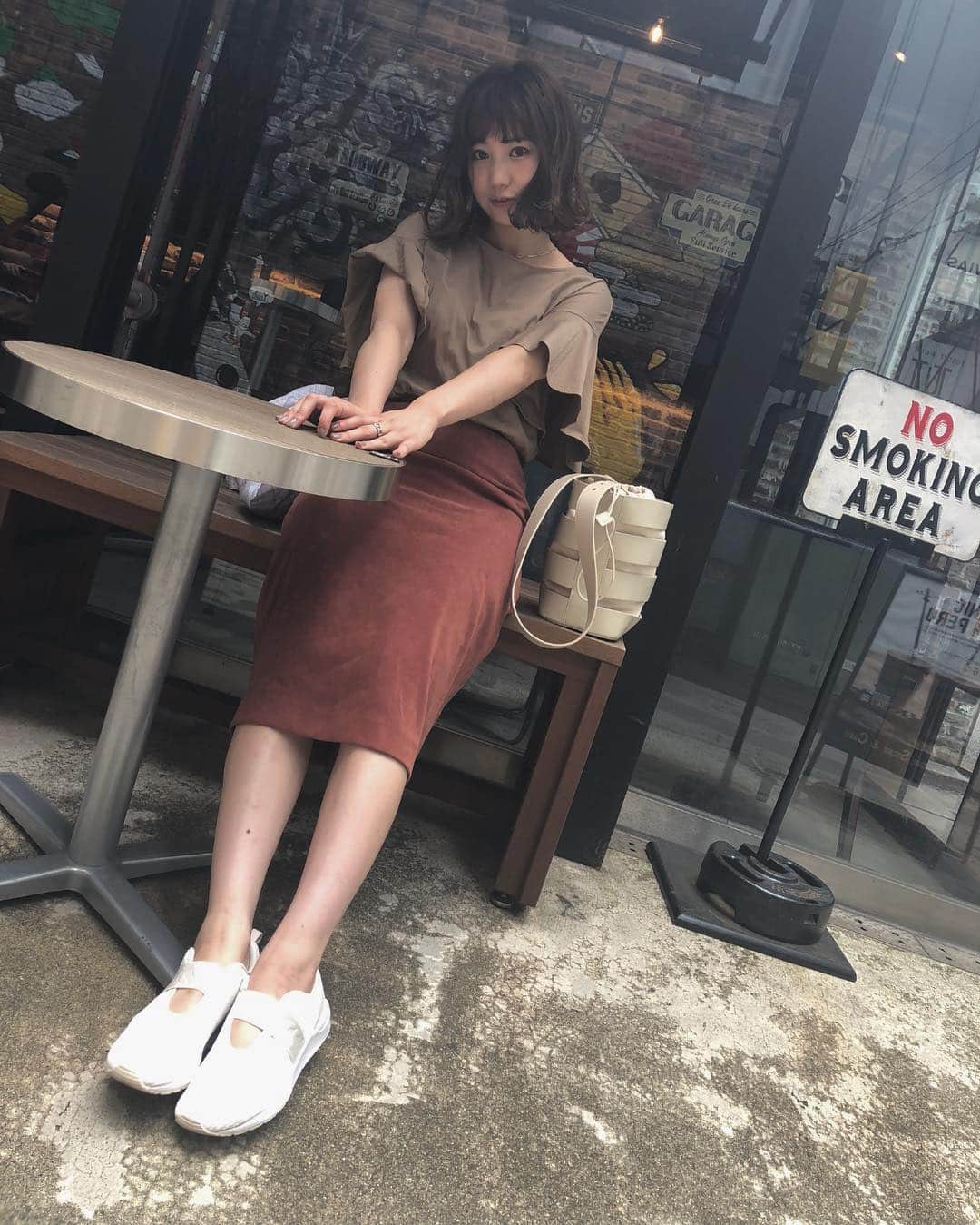高野祐衣さんのインスタグラム写真 - (高野祐衣Instagram)「最近買ったasicstigerのスニーカーが履きたくて、 久しぶりにタイトスカートひっぱりだしてきた☺︎」6月17日 17時09分 - yuipooon12_06
