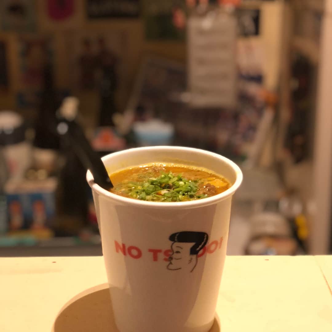 のインスタグラム：「ここさいくぅだった🍜カップヌードルカレー味のオマージュ。#福岡 #つどい #ラーメン #アレ #ソレ #うまい #無化調 #二軒目 #シメ」