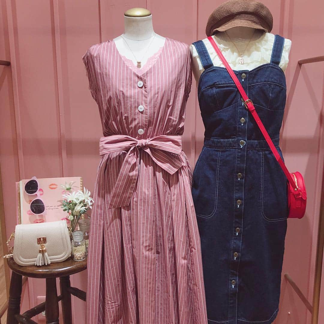 デイシーさんのインスタグラム写真 - (デイシーInstagram)「recommended onepiece👗💕 . (左) ストライプシャツワンピース ¥17,000+tax (右) デニムジャンスカ ¥15,000+tax . 新宿店でも大人気のワンピース♡ 是非店頭まで見にいらしてくださいね♬ . #deicy #mecouture #deicyshinjuku #recommend #onepiece #stripe #denim #ワンピース #ストライプシャツ #シャツワンピース #デニム #デニムワンピース #ジャンパースカート #ジャンスカ #タイトワンピース #ルミネ #ルミネ2」6月17日 18時02分 - deicy_official