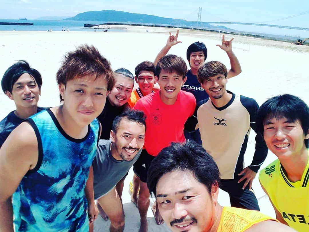 橋本和のインスタグラム：「ビーチサッカーってきつすぎ…  よりも楽しい！  #アカシアレイア #お邪魔さてもらってありがとうございます #大体大の先輩 #ビーチ日本代表こと松田圭祐 #隣やけど #１歩前に出てるはず #モンモンこと東郷さんも先輩 #wataru22 #beachsoccer#akashiareia#bsc」