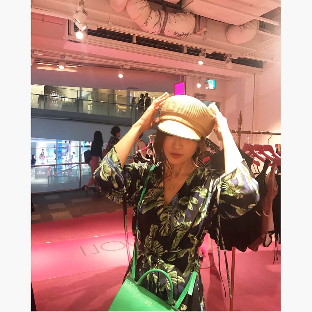 神崎恵さんのインスタグラム写真 - (神崎恵Instagram)「この帽子に一目惚れ😍 この夏いっぱいかぶるんだ♡ @mikomori_official」6月17日 21時40分 - megumi_kanzaki