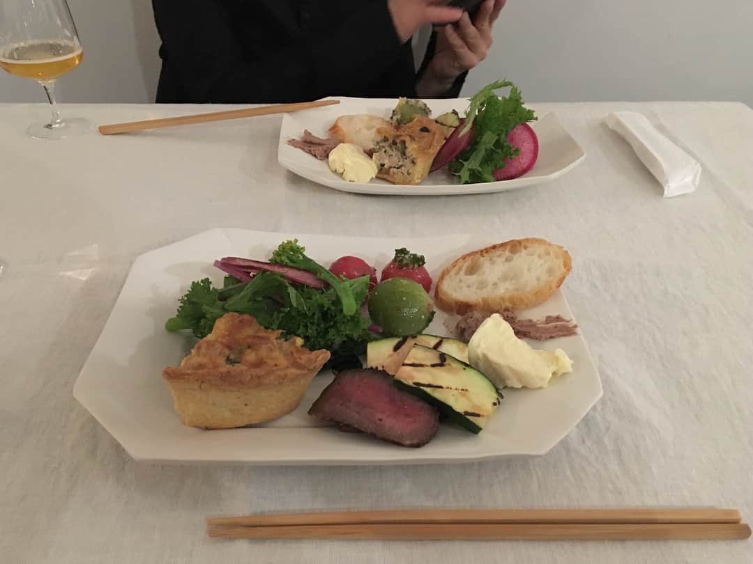 井山三希子さんのインスタグラム写真 - (井山三希子Instagram)「グリスーリ飯島さんが来月のオープン準備を進めているカフェ「contes」へ ・  大人の空間で内装も家具も統一されていて、試作を重ねているお料理も美味しく素敵だった」6月17日 22時03分 - nikoyagi