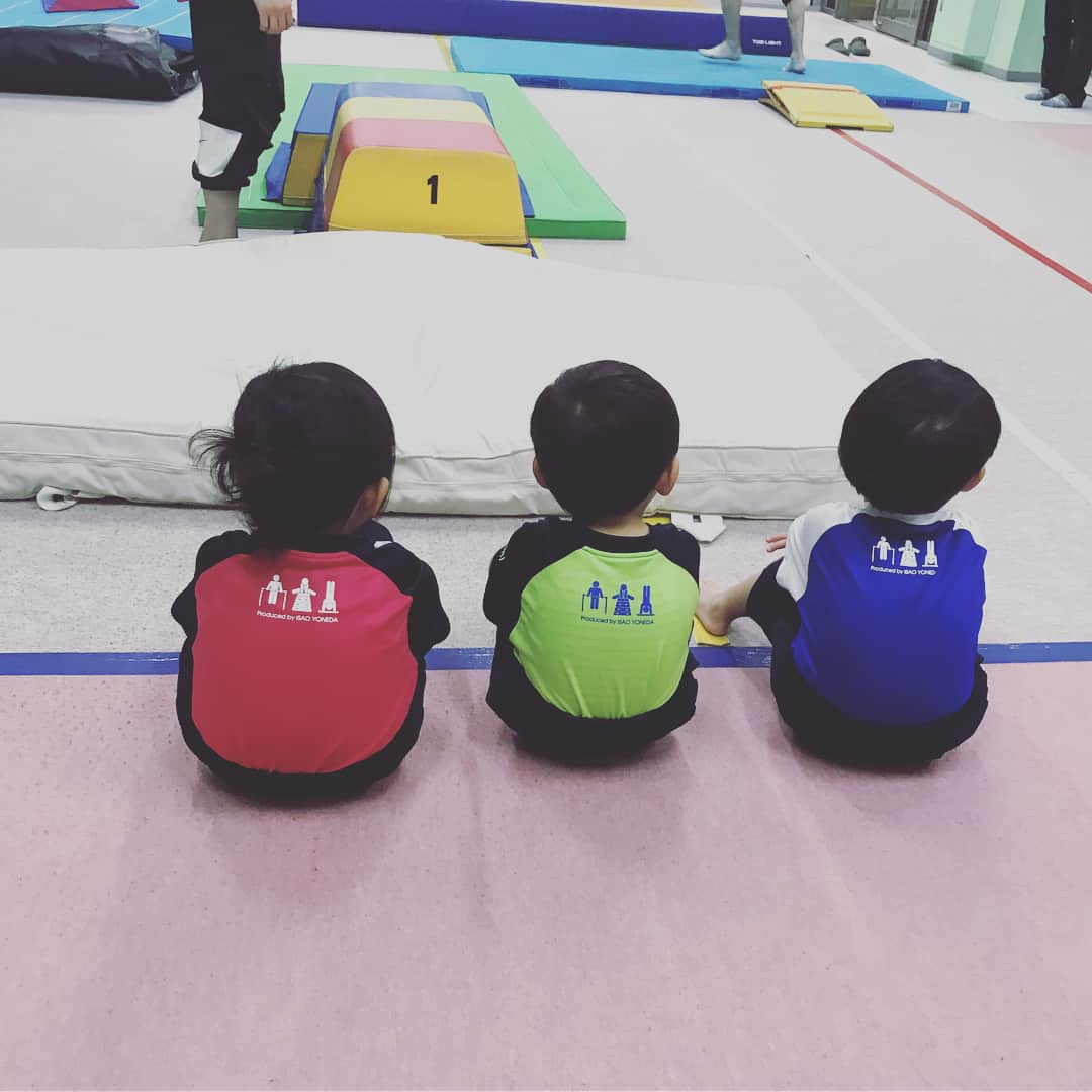竹村真奈のインスタグラム：「ひょんなことから体操教室の体験へ。並んだ3人の小さな背中が可愛すぎる❤️お友だちのお姉ちゃんにトレーニングウエアを借りて何やら本格的。ブリッジ、でんぐり返し、とび箱、トランポリンと盛りだくさんで本人は超楽しかったー！と。さあ、どうするか🤔 そして体操とピアノ、どっちがいいんだろう？？悩む、先輩ママ教えて… #sakino_k #3歳 #体操教室」