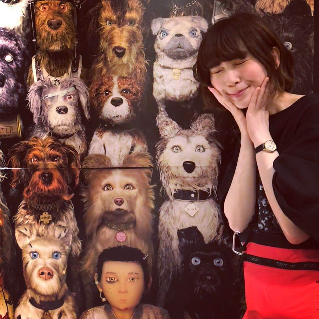 蒼山幸子さんのインスタグラム写真 - (蒼山幸子Instagram)「やっと犬ヶ島を 見にいけました。🐕 完成された パズルのように 一瞬一瞬変わる 美しいバランスの色彩感と 犬たちの知的さ、誠実さ 切なさ 人間(犬？)くささに きゅんとしては 彼らがぽろぽろと 透明な涙を 流すたびに同じように 泣けて仕方ありませんでした。 犬好きにはつらい。 いい意味で。 まだうまく言えないけど たぶんとても 好きな映画です。🎬 #犬ヶ島  #ウェスアンダーソン」6月17日 23時48分 - sachiko_aoyama