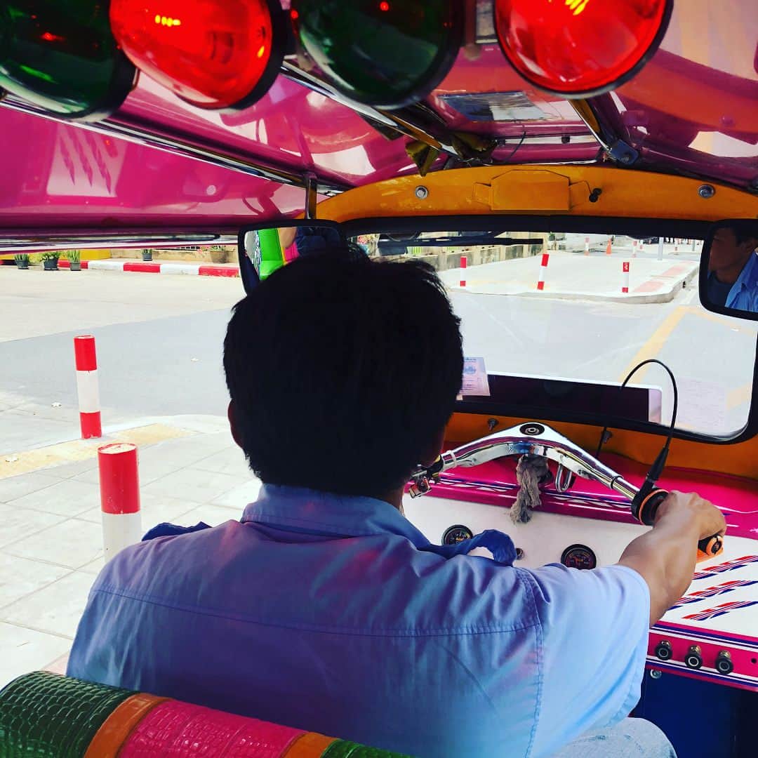 村田秀亮さんのインスタグラム写真 - (村田秀亮Instagram)「今朝タイに来ました！ 往復14時間かけて10分漫才をしに。 日帰りです。  そして今から帰ります！  #タイ #バンコク #日帰り #ゆりやん #おいでやす小田 #トゥクトゥク」6月18日 0時05分 - toromurata