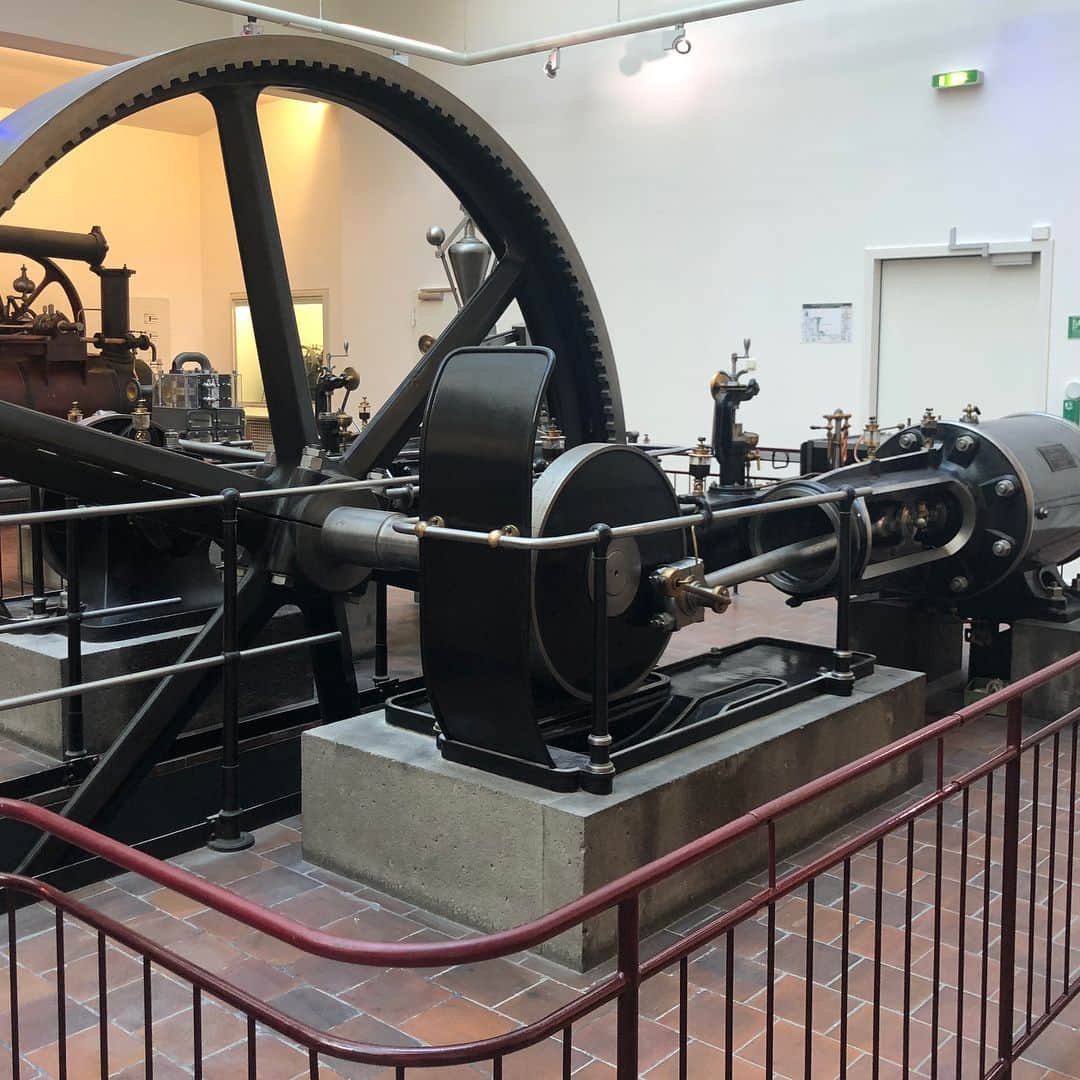 高畑正幸さんのインスタグラム写真 - (高畑正幸Instagram)「#今日の観察 ドイツ博物館、やばい。産業技術関連の展示がすごい。工作機械やら蒸気エンジンやら、丁寧に並んでる巨大な鉄の塊ほとんど本物。さすがドイツ。 #Munich」6月18日 1時39分 - bungu_o