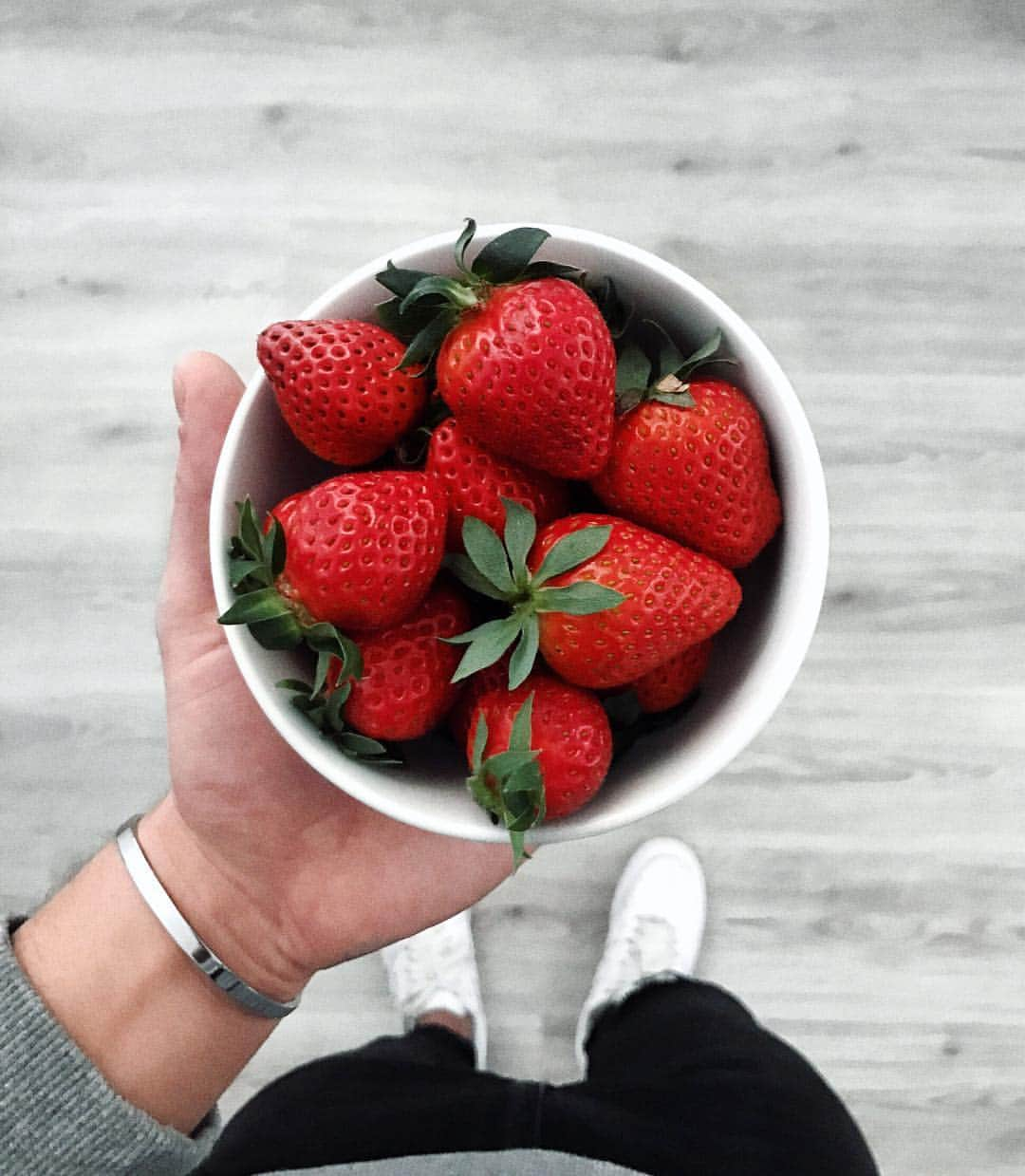 Stefano Trattoのインスタグラム：「Yummy 🍓! Have a nice Sunday guys! #healthy #quickly #break #strawberries」