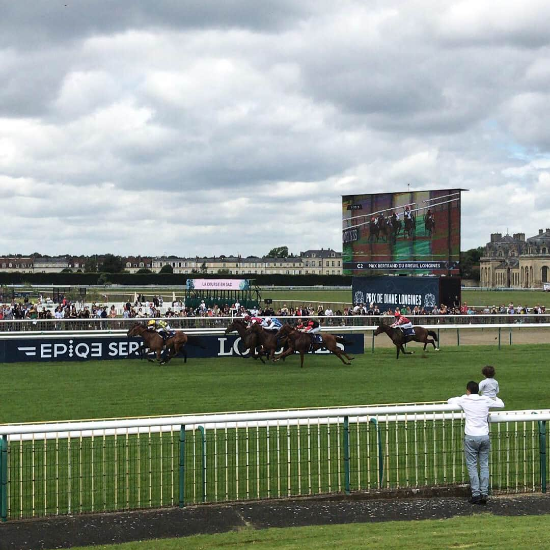 エロディ・フォンタンさんのインスタグラム写真 - (エロディ・フォンタンInstagram)「Une bien belle journée avec mon frère et la famille à Chantilly pour ce Prix de Diane !!! 😍👨‍👨‍👧‍👦😃👒🏇🏻 #famille #bonheur #chantilly @longines @francegalop  #autop」6月18日 3時46分 - elodie_fontan