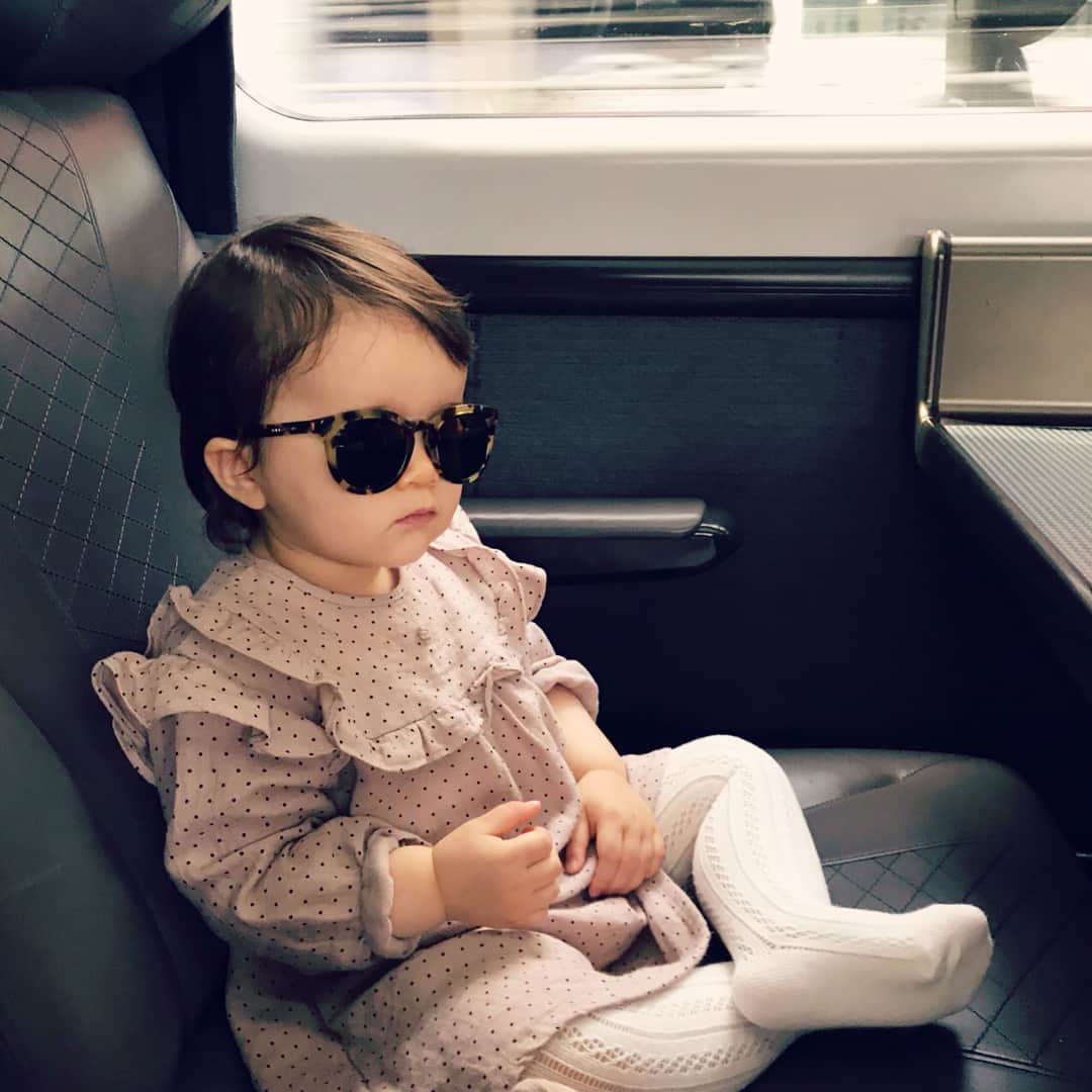 MEGのインスタグラム：「サングラスとベイビーマグのギャップ。  #1歳4ヶ月 #🕶」