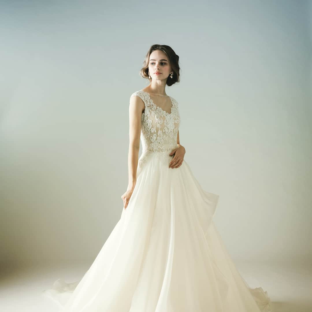 LAVIEEN ROSE Weddingさんのインスタグラム写真 - (LAVIEEN ROSE WeddingInstagram)「. 上品なショルダーレースと ソフトフレアなスカートシルエットが、 優しい輝きを放つマリエ✨✨. . 上質なシルクオーガンジーのスカートは、 アシンメトリーなドレープをあしらい、 ほどよい甘さのドレスに仕上がっています❤︎ . . #レース #ビーズ刺繍 dress... NARラフィリア @alessandrarinaudo  hair&makeup:masako fuyama @faccie.fuyama  photographer: kentaro sawaguchi @zutto_photo_studio  model:yuria P produced by @lavieenrosewedding  #ウェディングドレス#グレイスフル#ナチュラルウェディング #weddingdress#lavieenrose#ラビアンローゼ#プレ花嫁#結婚式#ウェディング#wedding#日本中のプレ花嫁さんと繋がりたい#結婚式準備#ラビ嫁#ラビ婚#ラビコーデ#LR婚#浜松花嫁#浜松ウェディング#静岡花嫁#静岡ウェディング#東海プレ花嫁#2018春婚#2018夏婚#2018秋婚#2018冬婚#merry花嫁#日本中のプレ花嫁さんと繋がりたい」6月18日 14時39分 - lavieenrosewedding
