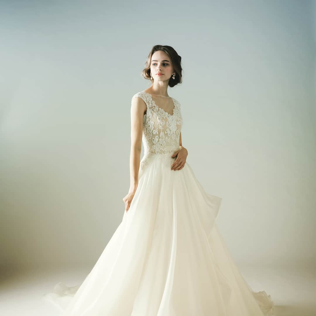 LAVIEEN ROSE Weddingのインスタグラム：「. 上品なショルダーレースと ソフトフレアなスカートシルエットが、 優しい輝きを放つマリエ✨✨. . 上質なシルクオーガンジーのスカートは、 アシンメトリーなドレープをあしらい、 ほどよい甘さのドレスに仕上がっています❤︎ . . #レース #ビーズ刺繍 dress... NARラフィリア @alessandrarinaudo  hair&makeup:masako fuyama @faccie.fuyama  photographer: kentaro sawaguchi @zutto_photo_studio  model:yuria P produced by @lavieenrosewedding  #ウェディングドレス#グレイスフル#ナチュラルウェディング #weddingdress#lavieenrose#ラビアンローゼ#プレ花嫁#結婚式#ウェディング#wedding#日本中のプレ花嫁さんと繋がりたい#結婚式準備#ラビ嫁#ラビ婚#ラビコーデ#LR婚#浜松花嫁#浜松ウェディング#静岡花嫁#静岡ウェディング#東海プレ花嫁#2018春婚#2018夏婚#2018秋婚#2018冬婚#merry花嫁#日本中のプレ花嫁さんと繋がりたい」