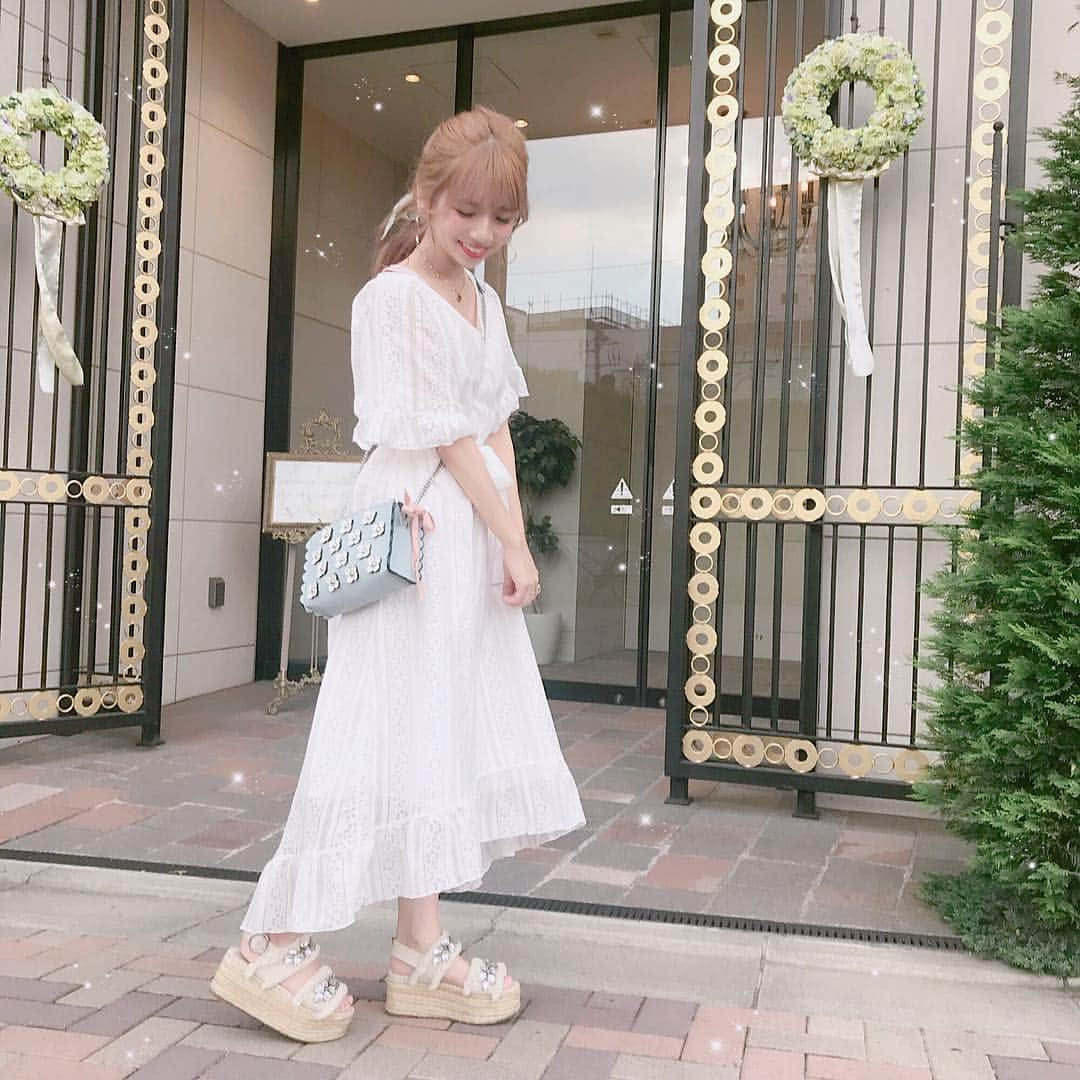 エリンコさんのインスタグラム写真 - (エリンコInstagram)「♡♡♡ 久しぶりにロング丈のワンピース着たよ👗💕 ロング可愛いくてハマりそう😍💓 前が短くて後ろが長いシルエットで レース生地で可愛いんだぁー❤️ @lerevevaniller @joint_space * バックとサンダルはzaraだよ🎀 * * #vaniller_style#PR#code#ootd#fashion#lerevevaniller#ワンピース#白ワンピース#プチプラ#ヘアアレンジ#instagood」6月18日 8時21分 - erinko0315