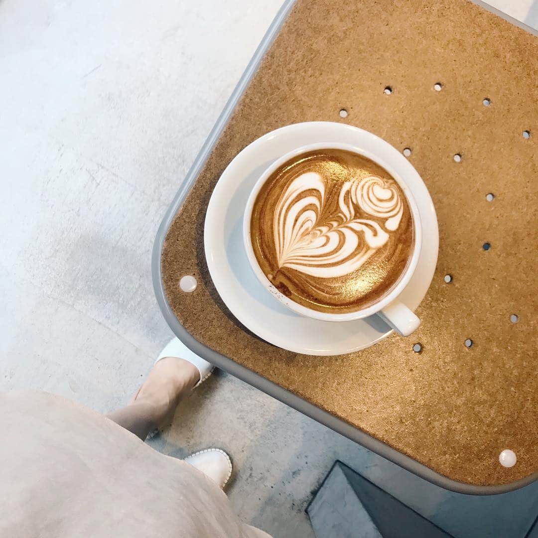 のインスタグラム：「. いつかの大学の後輩が働く @streamercoffeecompany での☕️☀︎ ありがとう〜🌿(今更☀︎笑笑) . 夏は毎日アイスカフェラテ2回は飲んでる気がする！ そして今週は友達が福岡から遊びに来てくれるから楽しみ👭👭♡ @sachaan.113 @shioppp18 @gn5_m  #streamercoffeecompany #世田谷代田 #東京カフェ #mina_カフェ」