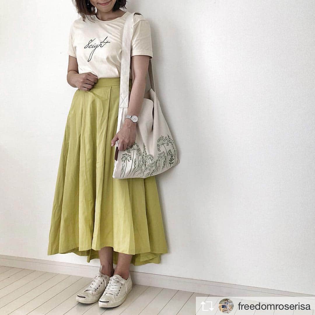 セレクトショップ8eightのインスタグラム：「Repost from @freedomroserisa @TopRankRepost * 最近とにかくナチュラル系が好き…☺︎ * @peram.official のバッグはリンネル6月号にも載ってたよ♡ * 欲しかったベージュのTシャツは @select_shop_8eight でGET♡♡ * * Tシャツ： @select_shop_8eight  #ボトムス (AOXP1183)：#titivate @titivatejp スニーカー： @converse_jp  バッグ： @peram.official  ピアス：#naotjewelry @naotjewelry2010  腕時計： @danielwellington 15%OFFクーポンコード『risass』2018.6.30まで有効 * #ペラム #peram #ショルダートート #chao_app #PR #ootd #outfit #coordinate #ママコーデ #ママファッション #30代コーデ #30代ファッション #アラフォーコーデ #プチプラコーデ #シンプルコーデ #高見えコーデ #大人カジュアル #きれいめカジュアル #大人可愛い #ootd_kob  #ponte_fashion #mineby3mootd  #ルーファ #r_fashion #r_fashion_amb #スニーカー女子 #スニーカーコーデ * * * Photo by @freedomroserisaさん」