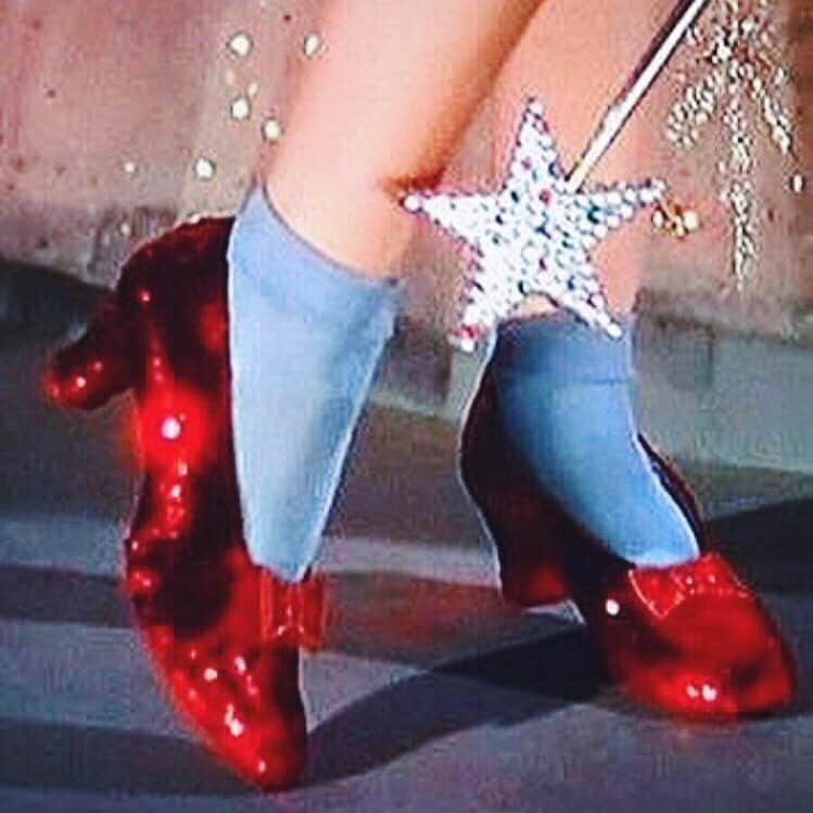 アリシア・デブナム・キャリーのインスタグラム：「I’m wrapped kitty cat. Time to bust out those Ruby Red slippers. ✨」