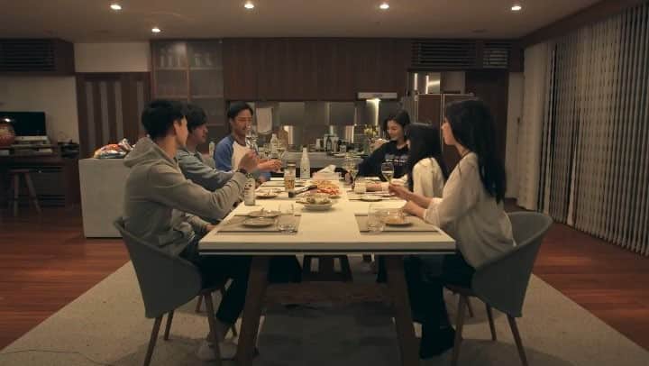 のインスタグラム：「テラスハウス史上最強ハイスペック男子と、最強天使が舞い降りる！『TERRACE HOUSE OPENING NEW DOORS』 第22話「VIRGIN 」6/19 よりNetflix にて配信START!! #TERRACEHOUSE #テラスハウス  @tokui_yoshimi  @ryotayamasato  @babazonoazusa  @toritori0123  @officialshonohayama  @netflixjp #ネトフリ  @taka_brew  @seina4444  @shoheyuemura  @kosetamayu」