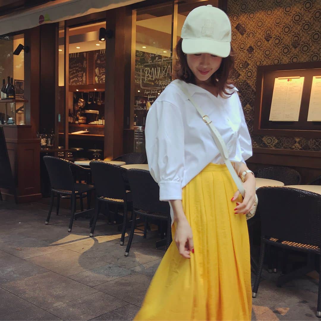 舟山久美子（くみっきー）さんのインスタグラム写真 - (舟山久美子（くみっきー）Instagram)「今日はイエロースカートで 気分を上げてみました😝 雨の日こそ元気カラーを投入！ シャツもゆるっとしてて可愛い！ @micoameriofficial」6月18日 15時51分 - kumikofunayama