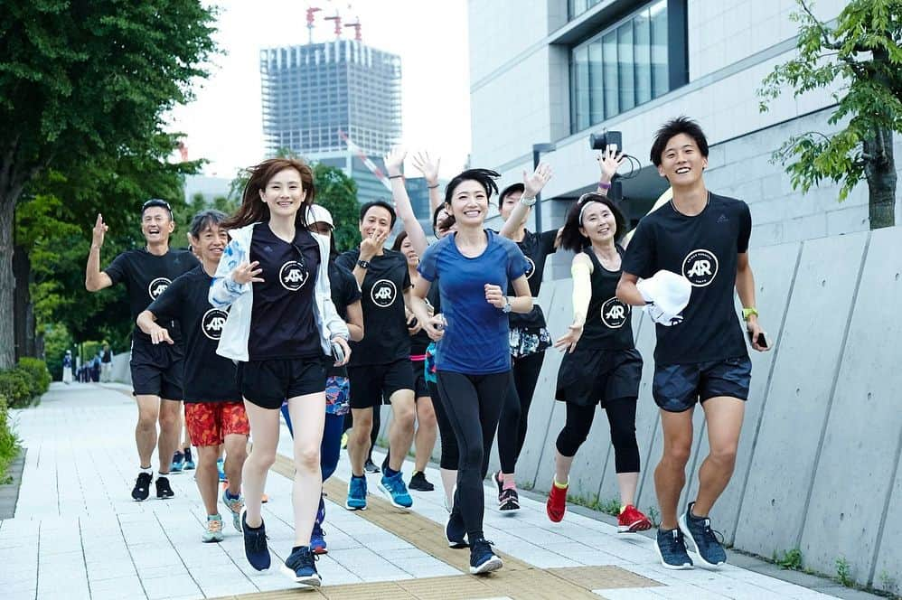 湯田友美さんのインスタグラム写真 - (湯田友美Instagram)「City run with Sunshine juice🥕 昨日は栄養のことを学びながらみんなでsunshinejuice巡りラン😊 大切な私たちの体、そして #runfortheoceans のイベントを通して海洋問題を考え私たちにできることをする。 We had great time...🌿 ・ #adidasrunners #adidasrunnerstokyo #runfortheoceans #adidasparley #parley #todaysshoes 👟 #parleyboost #sunshinejuice #みんなとたくさん笑った 😊 #有里さんと私の会話はいつも耳が遠くて噛み合わない 笑」6月18日 17時03分 - yudatomomi