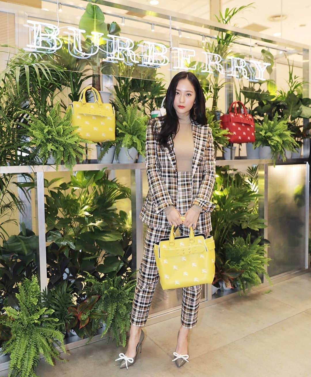 ジェシカさんのインスタグラム写真 - (ジェシカInstagram)「#Krystal Burberry Pop-up store opening 💛」6月18日 18時53分 - jungsisonly