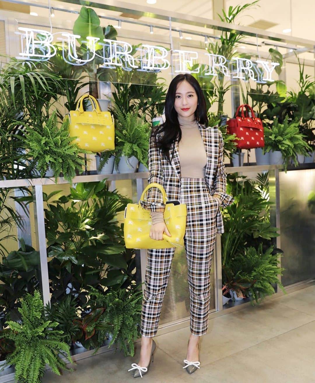 ジェシカのインスタグラム：「#Krystal Burberry Pop-up store opening 💛」