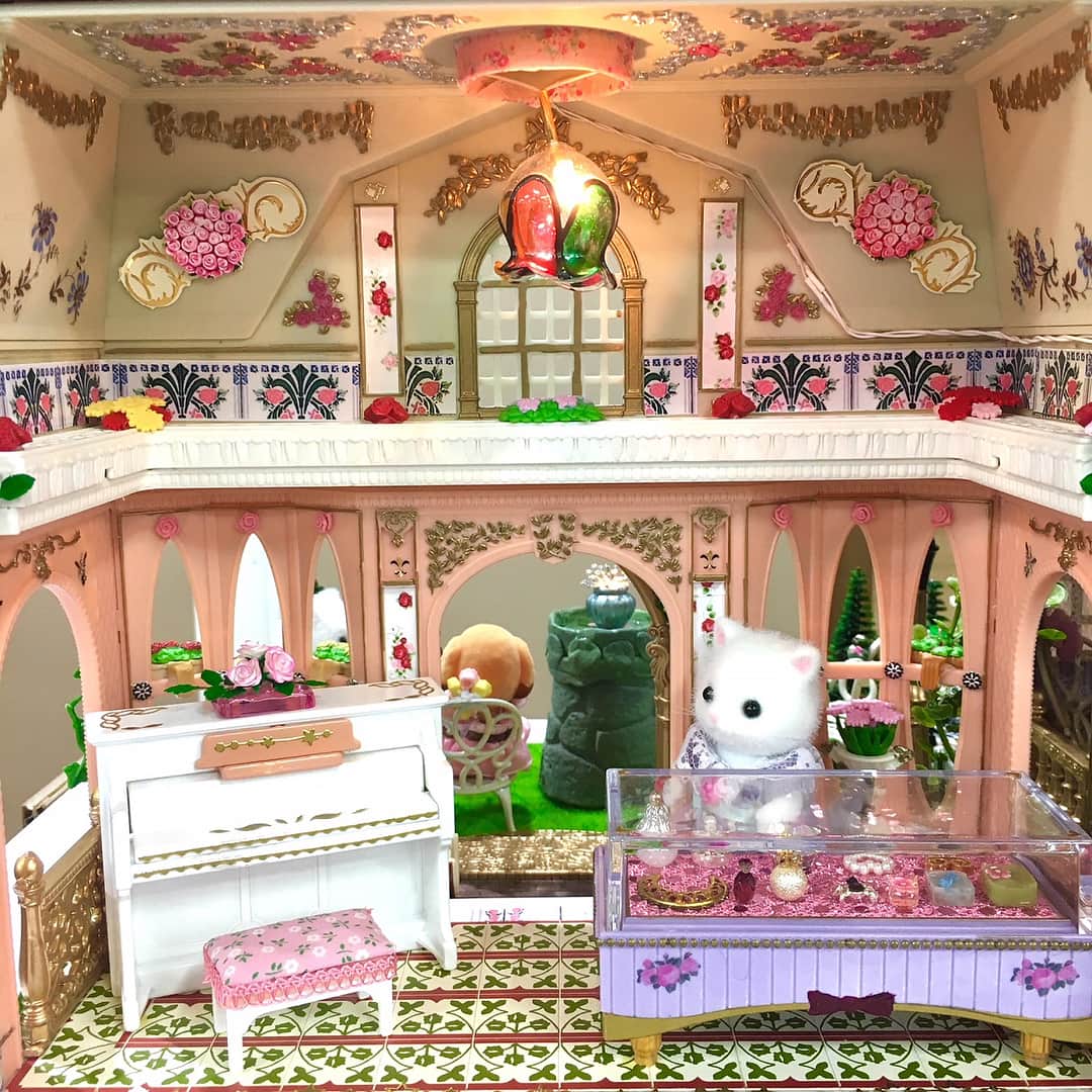 シルバニアファミリー【公式】 さんのインスタグラム写真 - (シルバニアファミリー【公式】 Instagram)「6月16日(土)、17日(日)に開催された「東京ドールハウス・ミニチュアショウ（東京都）」にて、 展示されました新作のディスプレイをご紹介します！ シルバニアファミリーの商品を使った、あいさわかずこさんの「バラの花園」です♪  #シルバニアファミリー #シルバニア #sylvanianfamilies #calicocritters  #ドールハウス #dollhouse #ミニチュア #miniature  #ハンドメイド #handmade #小物 #accessory #accessories #シルバニアタウンシリーズ #街のおしゃれなグランドハウス #街のフラワーショップ #東京ドールハウスミニチュアショウ」6月18日 19時02分 - sylvanianfamilies_jp
