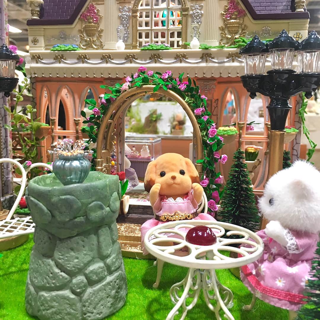 シルバニアファミリー【公式】 さんのインスタグラム写真 - (シルバニアファミリー【公式】 Instagram)「6月16日(土)、17日(日)に開催された「東京ドールハウス・ミニチュアショウ（東京都）」にて、 展示されました新作のディスプレイをご紹介します！ シルバニアファミリーの商品を使った、あいさわかずこさんの「バラの花園」です♪  #シルバニアファミリー #シルバニア #sylvanianfamilies #calicocritters  #ドールハウス #dollhouse #ミニチュア #miniature  #ハンドメイド #handmade #小物 #accessory #accessories #シルバニアタウンシリーズ #街のおしゃれなグランドハウス #街のフラワーショップ #東京ドールハウスミニチュアショウ」6月18日 19時02分 - sylvanianfamilies_jp