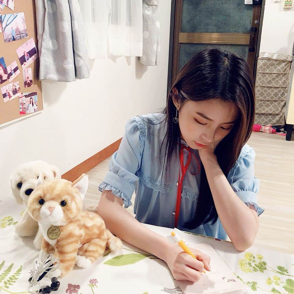 エルキーのインスタグラム：「. 180618 ‖ IG @cube_clc_official [180610] 夢夢❤️ - 譯文 : 那樣認真在寫什麼... #夢夢 請大家多多收看8時45分 MBC <#富家公子> ~~~ #씨엘씨 #CLC #엘키 #Elkie #chongtingyanelkie #莊錠欣 - 活動 (Elkie 個人活動/團體活動) : [香港時間] 20/07/2018 (五) 8PM CLC LIVE SHOW IN HK 2018 @ 旺角麥花臣場館 - 👩🏻‍🏫請留意喔 : 別忘記要按 @elkiehk右上角的•••開啟貼文通知以便收到我們剛出post的通知喔♡ 愛你們啊💕 — #CLC#씨엘씨#Elkie#엘키#莊錠欣#Cheshire#CLCHK#ElkieHK#예뻐지게#아니야#Chamisma#도깨비#BlackDress」