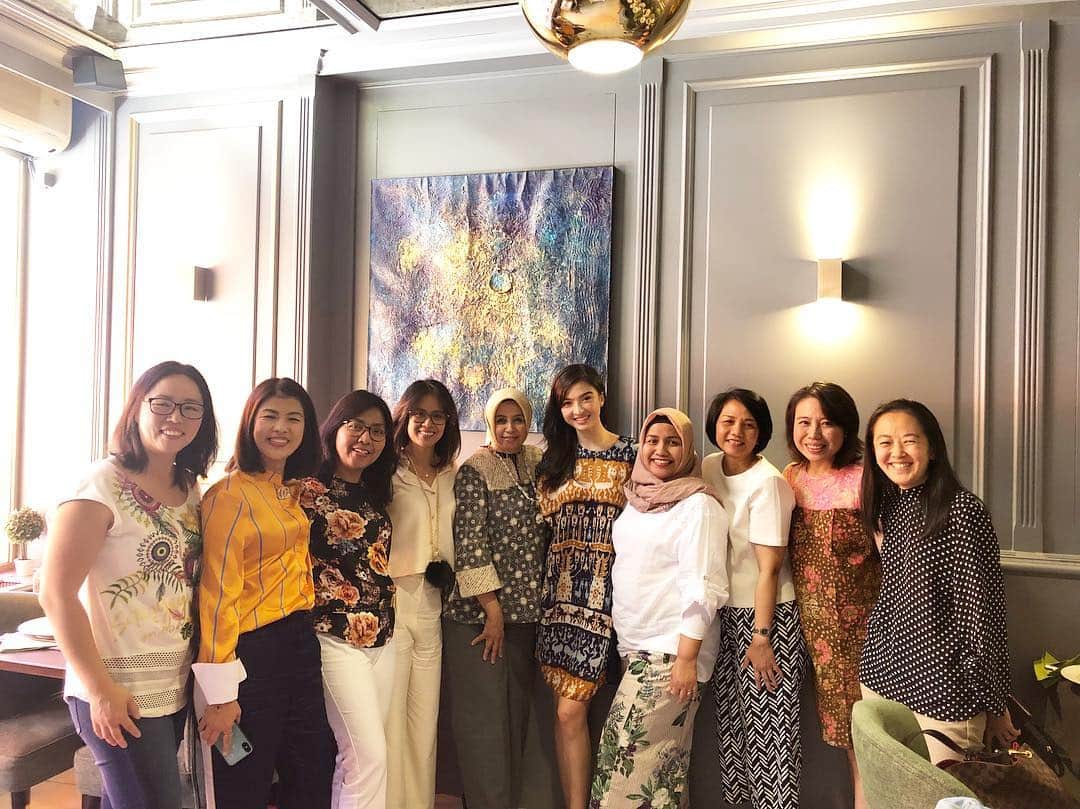 ラライン・シャーのインスタグラム：「Di Geneva bersama ibu ibu dari Kedutaan Besar Indonesia di restoran Mediterranean @azarco.resto punya entrepreneur dan Co Founder Rumah Harapan Indonesia, Mba @vivitolgay 💁🏻‍♀️#worldwithoutstrangers」
