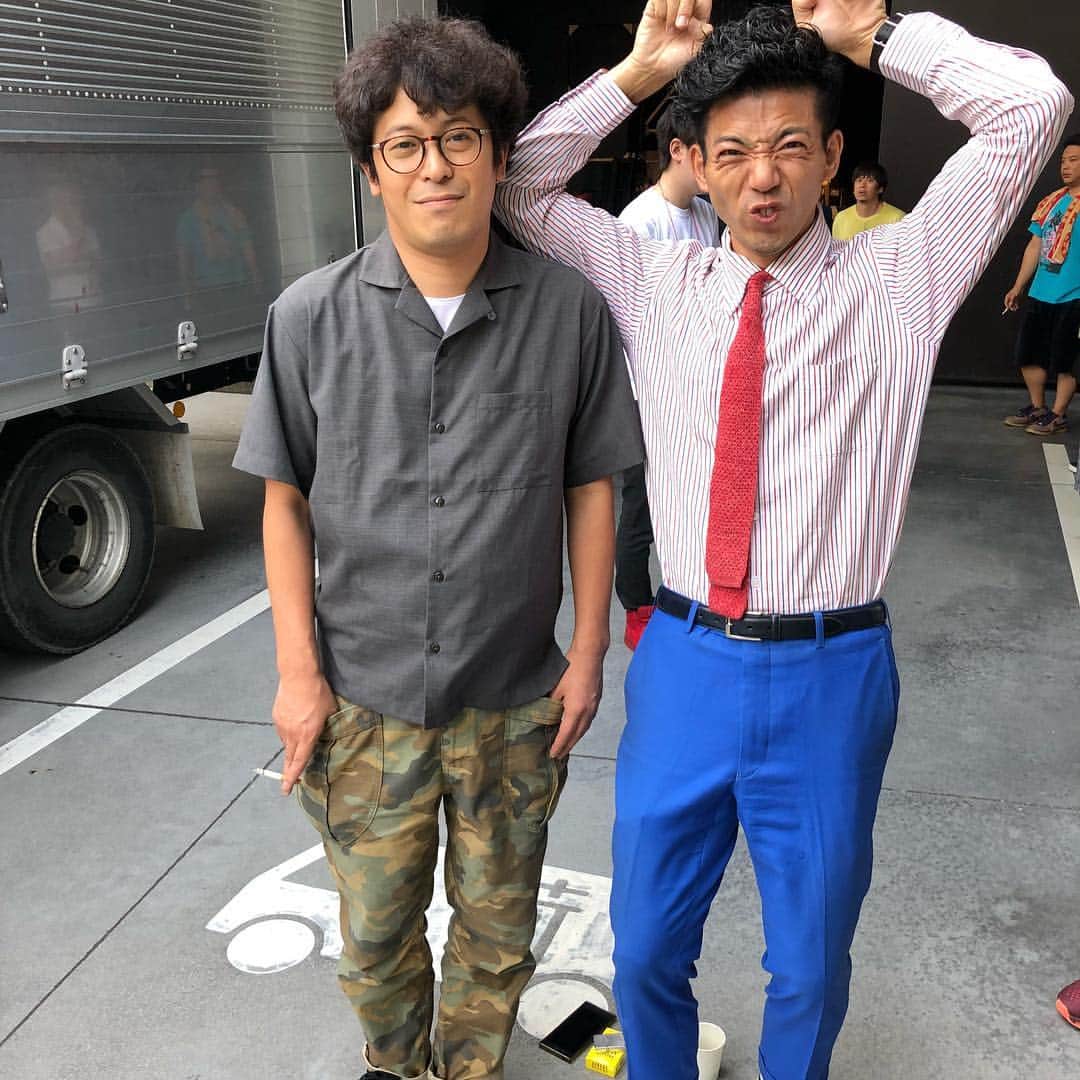 森慎太郎のインスタグラム：「内野聖陽にそっくりの先輩の舞台「仲衛さんは知っている」を観に行ってきました。舞台終わりにあいさつがわりのギャグをやったら、「お笑い楽しんでるか？」て言われました笑 うーん、ガンキャノーン！！！ #というのはウソで #年に一度の浅井企画オールスターライブ #浅井企画お笑いダイナマイトショー #の本番前に #ちゅうえいさんと僕が #お互いの服を着てみただけで #ちゅうえいさんの舞台でもなければ #僕もあいさつがわりにギャグなんかしません #でも #内野聖陽さんにちゅうえいさんは似てるし #僕の私服をちゅうえいさんは着こなしてました #観に来てくれた方ありがとうございました #ウソSN」