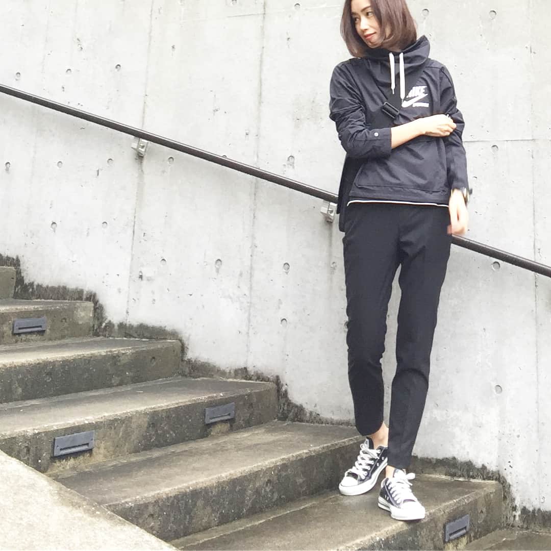 のインスタグラム：「* 先日の服 * 学校行事の写真を撮る PTA仕事 1日目😎 * 動きやすさ重視だけど、 ラフになりすぎないように センタープレスの入ったパンツで * #ootd  #アウター #nike × #beautyandyouth  #ナイキ #ビューティーアンドユース  #パンツ #uniqlo #ユニクロ  #バッグ #manhattanportage #マンハッタンポーテージ (娘のです) #靴 #converse #コンバース * #ブログ更新しました  #プロフィールにブログのリンク貼ってます」