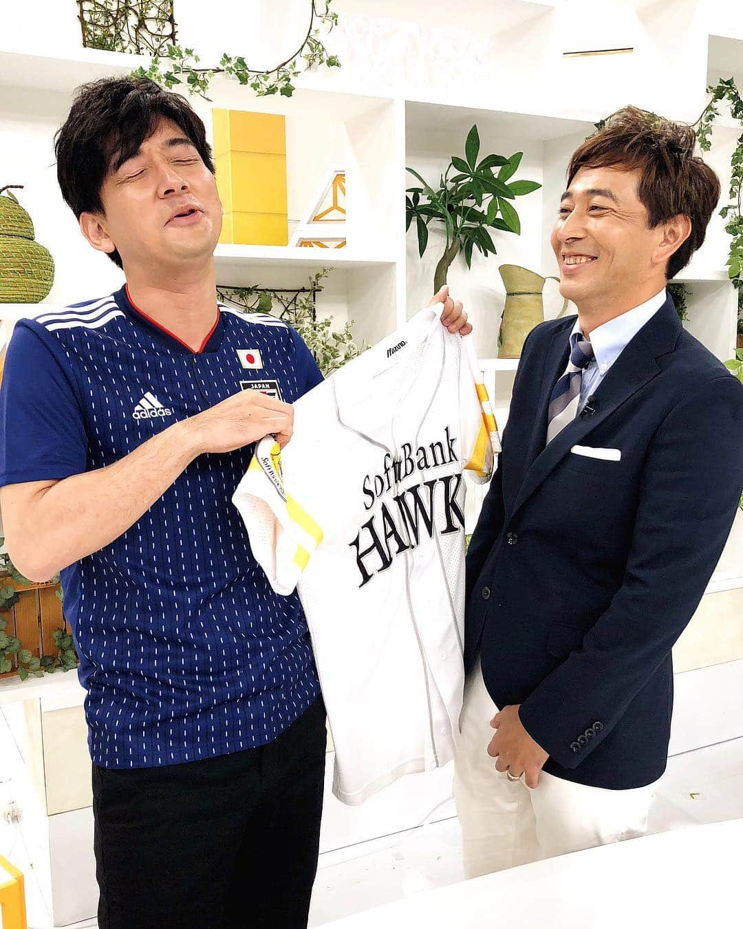 テレビ西日本「ももち浜ストア」さんのインスタグラム写真 - (テレビ西日本「ももち浜ストア」Instagram)「今夜のホークス戦はTNCで生中継！ . そして夜9時からはワールドカップ日本VSコロンビアがいよいよキックオフ！ 「オンエアどっちのユニホーム着ようかな」悩ましい椎木さんでした( ◜௰◝ ) . . . #ももち浜ストア #このあとすぐ #9時50分から . #大谷真宏 #椎木樹人 #福岡の朝はももち浜ストア .」6月19日 9時46分 - momochihamastore8