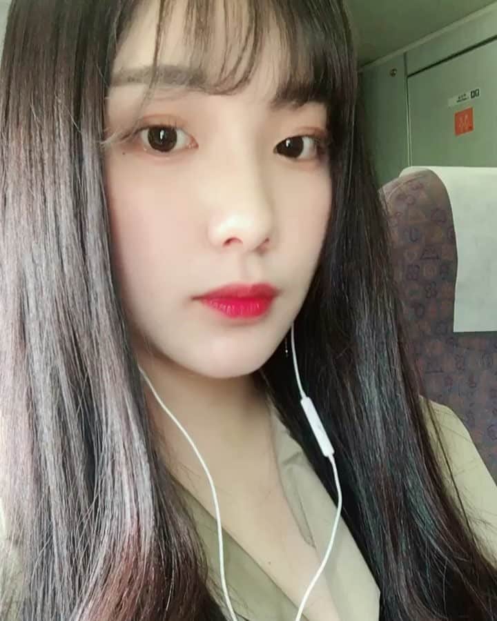 えみ姉のインスタグラム：「髪の毛伸びた、 今年の夏は明るいロングにしようか悩むところ、」