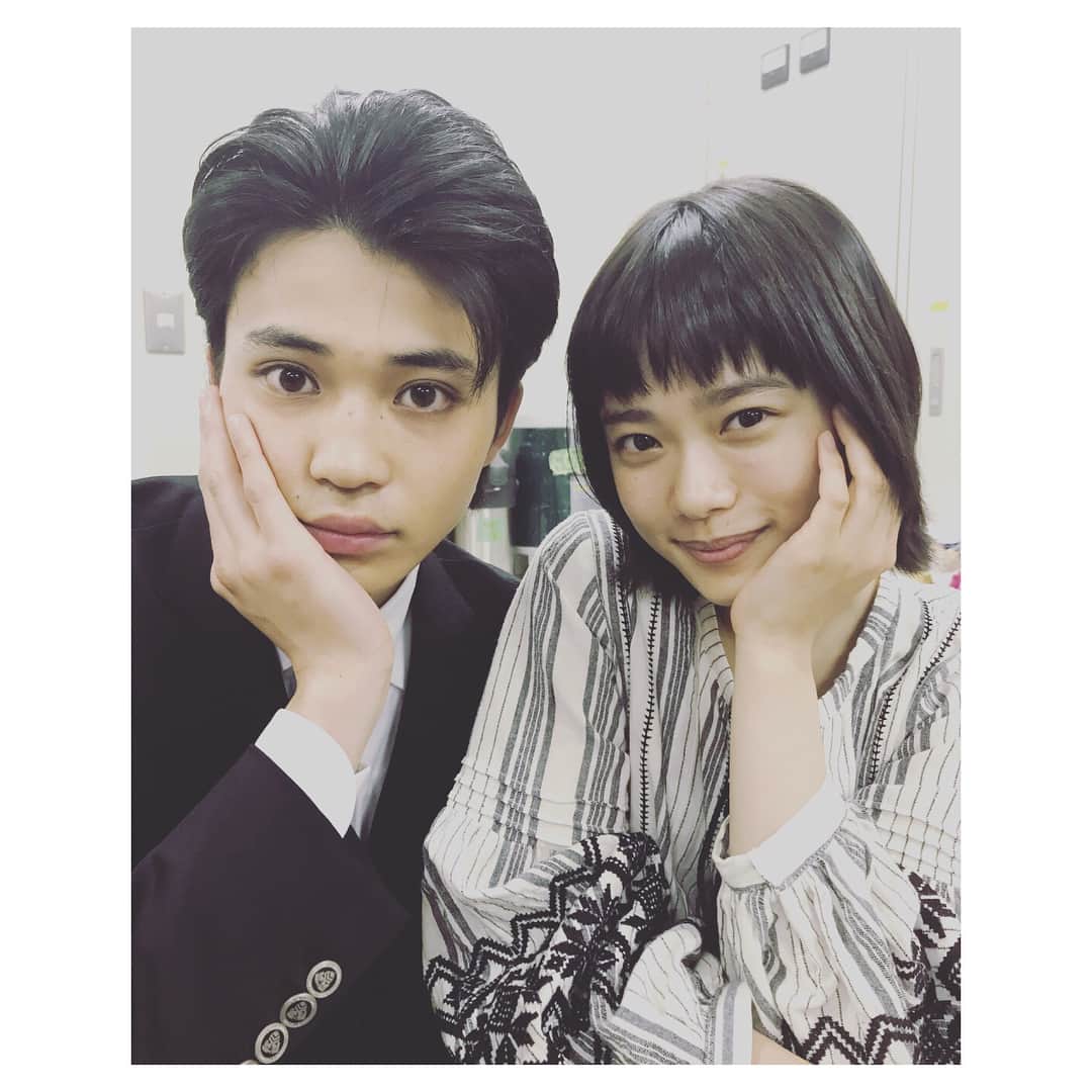 のインスタグラム：「本日２２時からＴＢＳにて 「花のち晴れ」第１０話の放送です。  写真は杉丸役の中田圭祐くんと。 中田くんは花晴れ若手チームのなかの最年長。 纏っている空気は彼にしかない魅力的なもので 最初は 静かな方なのかな、と思っていたけれど 実は中田くん、話すのがうまくて とてもユニークな発想を持っている人。 そして少し天然な部分を 持ち合わせている彼が現場にいると、 何かが起こりそうでついつい目で追ってしまう、 そんなめちゃめちゃオモロいお方。 先週の「そだねーーーーーーーーー。」 が忘れられません、笑  そしてなんと１０話では、音があるお方に 壁ドンをされるシーンがあるのですが 隣の写真はその撮影中、 カメラの位置を決めるために 助監督さんがスタンドインをして、 壁ドンの体勢を見ているときの写真。笑 ２枚目 ちょっぴり悪そうな雰囲気を醸し出す 助監督ムラオさん ３枚目 壁にはノータッチ、 これはエスパー…？な助監督イシツジさん。笑 最終的には私がムラオさんを 壁ドン、頭ドンしてみました。笑 人それぞれ、個性豊かな壁ドン、 みなさんどれがお好みですか？笑 本編のあの方の壁ドンも要チェックです🤣  ドラマも今日の放送を含めて 残すところ２話となってしまいました。 この２話のなかで また物語が一気に動きだします。 前回晴に救ってもらった音は どうなってしまうのでしょうか、 今夜も観逃さないでくださいね。 ２２時から、よろしくお願いします。 #花のち晴れ #花晴れ」