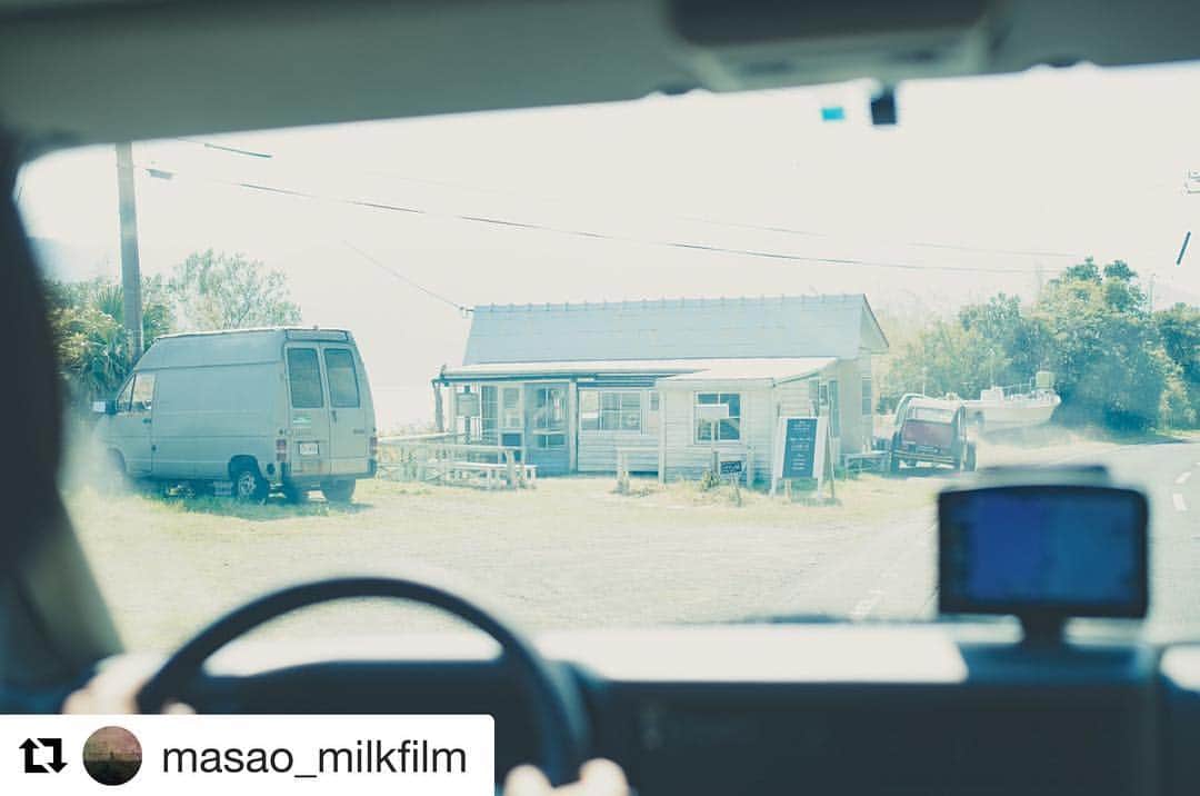 のインスタグラム：「カメラマンのオフショット。 THE DAY no.26宮崎取材の裏側  #Repost @masao_milkfilm with @get_repost ・・・ 宮崎 車窓の宮崎、最終回。 沢山あげて、すみませんでした、笑 車窓の海岸線 宮崎よいとこ。 車窓でない宮崎は、またあげるかもです、笑笑 #宮崎 #宮崎の海 #theday #thedaymagazine  #車窓からの景色 #カフェ10 #cafe10」