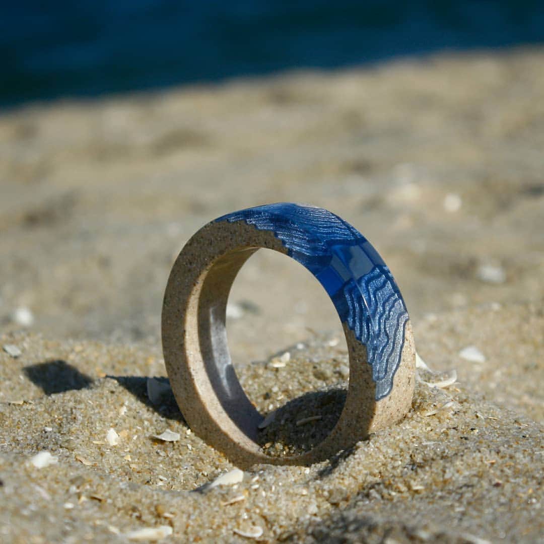 Britta Boeckmannのインスタグラム：「This is the Estuary bangle! Made from beach sand and ultramarine blue resin 🔵🐟💙💦boldb.com.au  #boldb #bangle #sand #beach #beachy #ocean #aqua #beachlife #sea #accessories #beachgirl #summer #jewelry #jewellery #beachstyle #sun #jewelrydesign #melbourne #melbournedesign #australia」