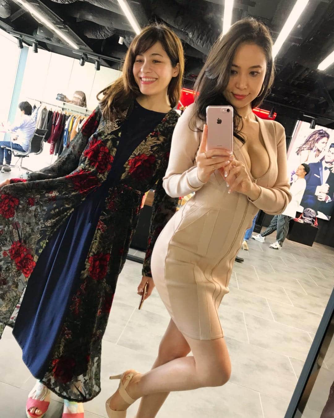 エリカ・セイラさんのインスタグラム写真 - (エリカ・セイラInstagram)「Nothing has changed for this 10 years❤️ #friends #models #halfJapanese #ootd #Guess #ハーフ #モデル #Marciano #展示会 #myGuess #bodycon #dress #heels #maxidress #selfie #mirrorselfie」6月19日 18時18分 - erica_sarah_