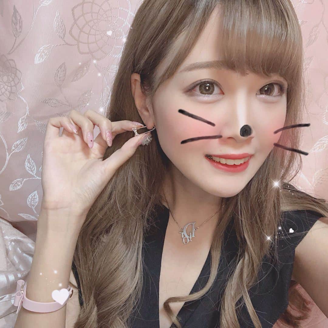 のインスタグラム：「安全ピンじゃないよー！ @laniejvela のリボンピアス▶◀*.゜♡ お気に入り！ . 昨日紹介したこのGapのワンピに @renaikeikaku_official のカーディガン羽織ってみた！(2枚目) . . #gap #ワンピ #gapワンピ #pr  #laniejvela #renaikeikaku #ootd #ピアス #selfie」