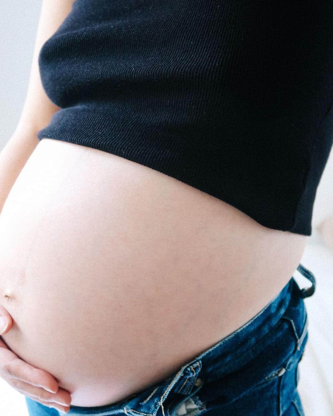 のインスタグラム：「9 months pregnant and still growing! . . #妊娠9ヶ月突入」