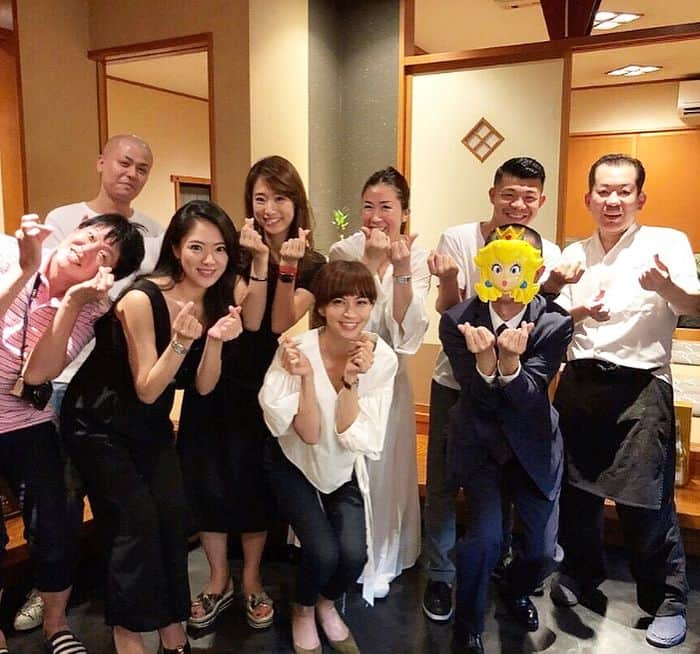 亀田興毅さんのインスタグラム写真 - (亀田興毅Instagram)「先日グルメな仲間達とただひたすら旨い食べ物と旨いお酒を楽しむという大人の遠足に行ってきた。今回は埼玉にあるカリスマ大将が握る「弥助鮨」。大将は常に向上心を持ち進化する為に全国の旨いといわれる店、予約困難な店などに自ら食べ歩いている。いまや予約困難な店でも大将ならとグルメ界でその名を馳せている。その大将が握るお鮨は果たしてどれほどのモノなのかハードルは上がり倒していたが、あまり文章が長くなると読み手もだるいので申し訳ないが一言で片付けさせてもらう。大将！ いききってる!! ピーチ姫、ご馳走様でした。 食べログ3.77 かめログ3.91 #弥助鮨 #埼玉 #本庄 #鮨 #食べログ #かめログ #日本酒 #全て旨かった #大人の遠足 #皆さんいつもありがとうございます #亀田興毅 #カリスマ #仕上がってる #いききってる #ピーチ姫 #お洒落でスマートな方でした」6月19日 11時00分 - kokikameda