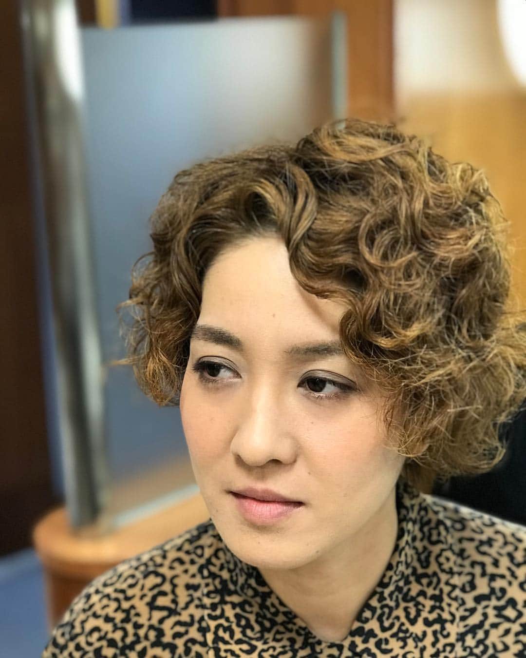 川島明のインスタグラム：「尼神インター 渚ちゃん  #髪を黒に戻そうとしたのに間違えてパーマ液使ってた事に気付いた明日から三学期始まる学生 #コンパ相手が医者だとわかると積極的にサラダを取り分け出した友達を見てる奴 #大阪けものフレンズ #太陽のめぐみをたっぷり浴びたぷりぷりストロベリーパフェくださいとメニュー名に忠実にたのんだら店員にイチゴパフェですねと言われた時の表情 #「別にあんたのためにお弁当つくったんちゃうわ、弟がいらんいうから余ったんや」と恋に不器用な人 #ビジュアル系と紹介した司会者をひと睨みしてるロックバンドのギター #生まれ変わって会いに来たのに飼い主が早くも新しい犬を飼ってるのを見つけたトイプードル #金持ちの庭に置いてあるギリシャ彫刻のレプリカ #シルベスタスタローンが売れる前に持っていたデリケートな痒み #引かない媚びない省みない攻撃型芸人」