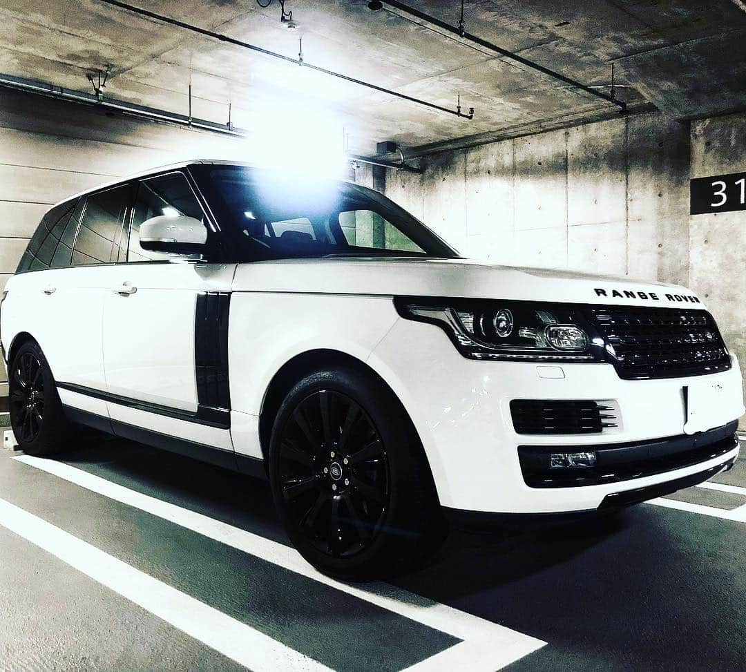 金丸佳右さんのインスタグラム写真 - (金丸佳右Instagram)「納車して１週間  買い換えるまでポルシェ、マセラティ、メルセデス、BMW、、、色々と悩んだけどやっぱりレンジが最高だわ😎  #レンジローバー #レンジ #rangerover #vogue  #四駆 #最強 #デカい #ライゼスト #筋肉美容師  #risest #ありがとうございました」6月19日 14時09分 - marumaru5528